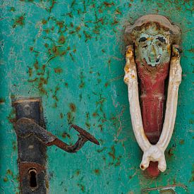 Detail van een oude deur met deurklopper van Thea Oranje