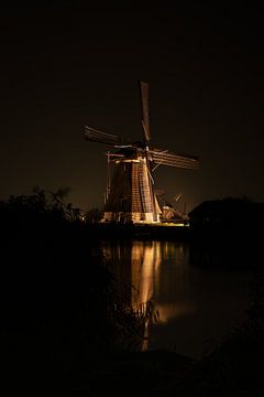 Kinderdijk by Night: Hollandse Schoonheid in het Donker van Martijn de Waal