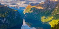 Uitzicht vanaf Ornesvingen, Geirangerfjord, Noorwegen van Henk Meijer Photography thumbnail