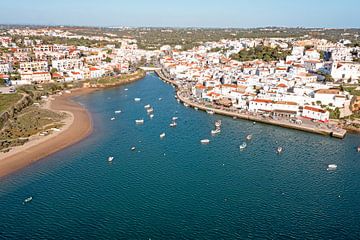 Luchtfoto van het stadje Ferragudo in de Algarve Portugal van Eye on You