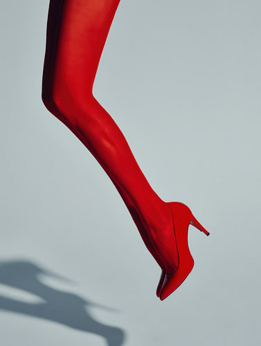 Des jambes rouges et des talons qui bougent