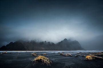 Plage de lave noire avec décor de montagne en Islande. sur Voss Fine Art Fotografie