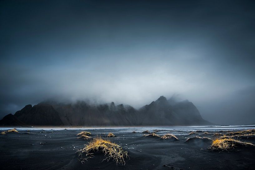 Schwarzer Lava-Strand mit Bergkulisse auf Island.  von Voss Fine Art Fotografie