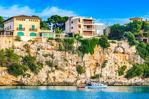 Schöner Blick auf die Steilküste in Porto Christo auf Mallorca, Spanien Balearen