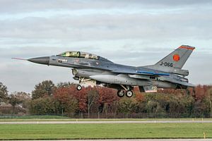Le F-16B MLU Fighting Falcon, surnommé Orange Jumper (J-066), est l'avion d'essai de la Royal Nether