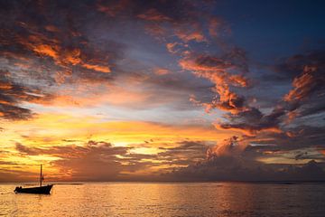 Wegdromen in de zonsondergang van Mauritius van Frank Laurens