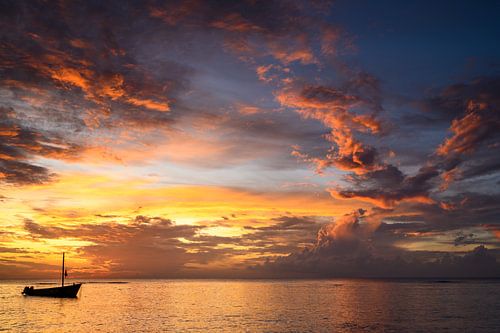 Wegdromen in de zonsondergang van Mauritius