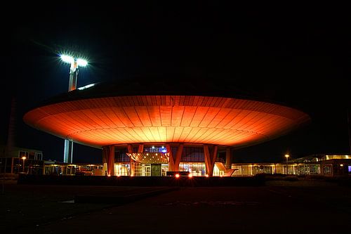 Der Evoluon in Eindhoven fotografierte in orangefarbener Farbe im Dunkeln.