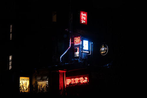 Neonbeleuchtung eines irischen Pubs in Dublin