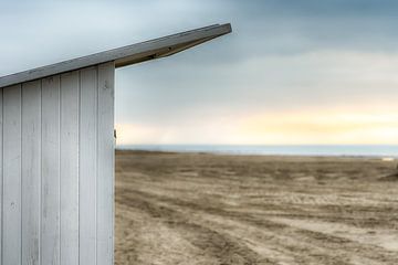 Strandhuisje op het strand van Oostende van Rik Verslype