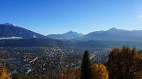 Uitzicht op Innsbruck, de Patscherkofel, de Serles en de Nockspitze in de herfst (Tirol, Oostenrijk)