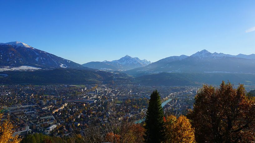 Blick auf Innsbruck, den Patscherkofel, die Serles und die Nockspitze im Herbst (Tirol, Österreich) von Kelly Alblas