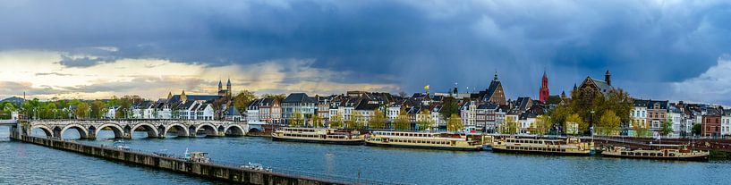 Regenwolken boven Maastricht - Mestreech II van Teun Ruijters