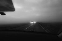 Auto im Nebel auf Island