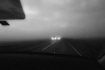 Auto in de mist op IJsland van Tom Rijpert