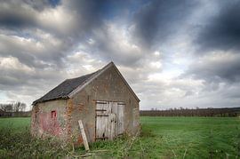 Ancien hangar dans la prairie sur Mark Bolijn