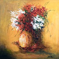 Rote und weiße Blumen in Vase