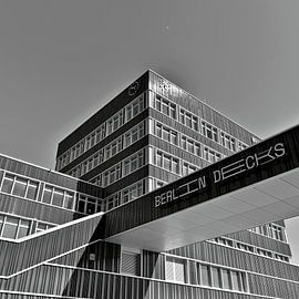 Modernes Stadtquartier BERLIN DECKS - schwarzweiß von Silva Wischeropp
