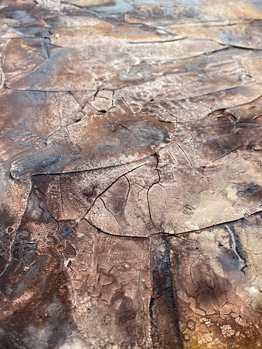 Abstract: Gebarsten patina