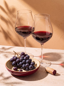 Zwei Gläser Rotwein aus blauen Trauben