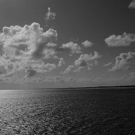 Sonne Meer und Wolken schwarz und weiß. von Henk van der Sloot