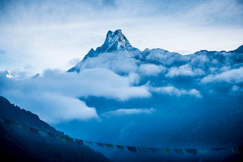 Machhapuchhre boven de wolken