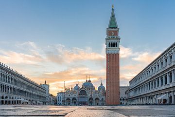 San Marco plein Venetië bij zonsopkomst van Margreet Riedstra