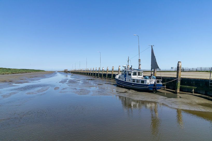 Bootje aan de rand van de Waddenzee. Eemsmond / Noordpolderzijl van Paul Veen