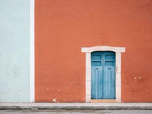 Die blaue Tür in Calzada de los Frailes, Valladolid Mexiko