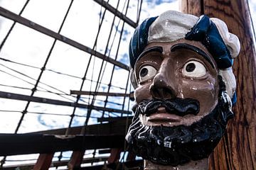 Closeup houten kop op Bataviadek. van Brian Morgan