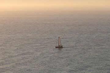 Einsames Segelboot auf dem Atlantik von Peter Haastrecht, van