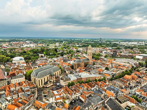 Zwolle van boven tijdens een zomerse zonsondergang