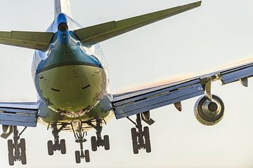 Landing KLM Boeing 747-400 "City of Bangkok". by Jaap van den Berg