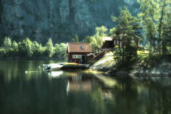 Feenhaftes Häuschen am Wasser