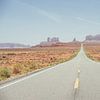 Highway durch Monument Valley von Patrycja Polechonska