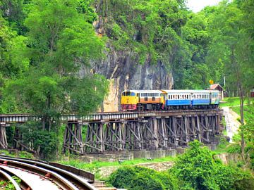 Bridge over the River Kwai (Thailand) van Kim van de Wouw