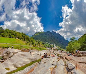 Die Felsformationen entlang des Flusses Verzasca, Lavertezzo, Tessin, Schweiz