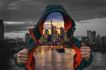 Man met jasje - skyline Frankfurt van Fotos by Jan Wehnert