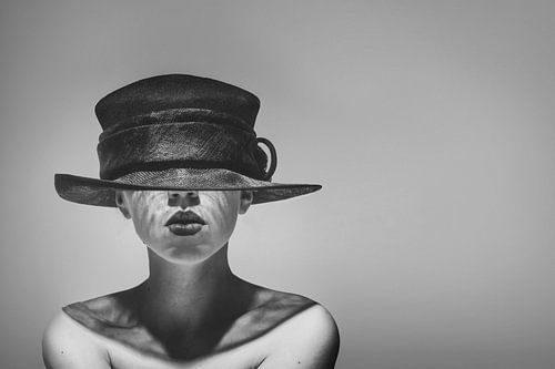 Intrigerend Zwart-Wit Portret van Jonge Vrouw in Studio - Mysterie en Verfijning