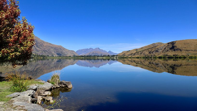 Lake Hayes Reflection: Stunning Wakatipu View Near Queenstown by Be More Outdoor