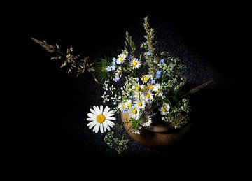 Klassische Vase mit Blumen von Corinne Welp