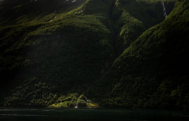 Ein einsames Haus am Geirangerfjord, Norwegen von Bo Scheeringa Photography