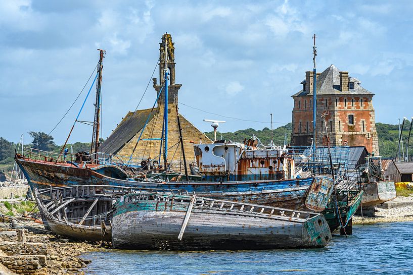 Scheepskerkhof bij Camaret-sur-Mer in Bretagne. van Jaap van den Berg