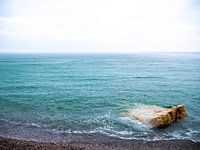 Un rocher dans la mer