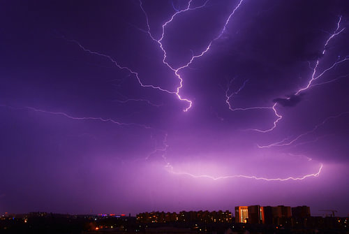 Urban Tempest - Paarse bliksem boven Peking bij nacht