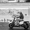 Zwart-witte straatfoto van scooter en graffiti van Streets of Maastricht
