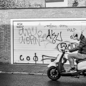 Schwarz-Weiß-Straßenfoto von Roller und Graffiti von Streets of Maastricht