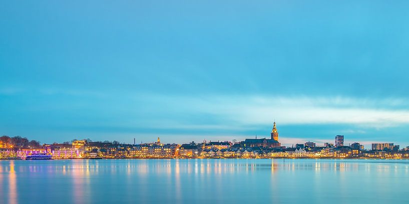 Avond in Nijmegen van Martin Bergsma
