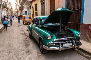 Grüner Oldtimer in den Strassen der Altstadt von  Havanna Kuba