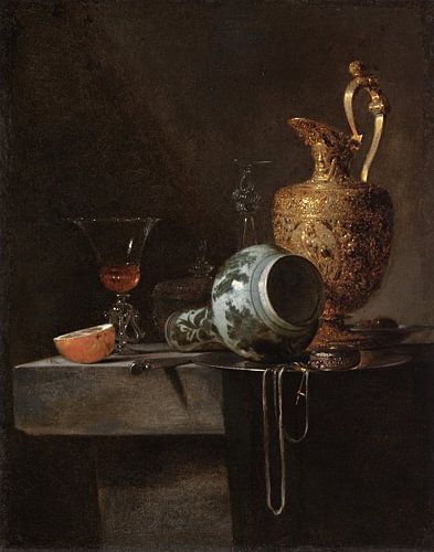 Stilleven met een porseleinen vaas, een verguld zilveren waterkan en glazen, Willem Kalf